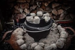 Grillfürst Dutch Oven Set BBQ Edition DO2 - X-DEAL Inkl. Tragetasche / Aufbewahrungstasche, Gusseisen Pflege Und Deckelheber -GrillProfi Werkstatt DO 2 Grillbriketts 1