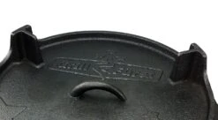 Grillfürst Dutch Oven Set BBQ Edition DO20 - X-DEAL Inkl. Tragetasche / Aufbewahrungstasche, Gusseisen Pflege, Ringreiniger, Deckelheber Und Bambus-Kochlöffel -GrillProfi Werkstatt Grillfuerst Dutch Oven Logo