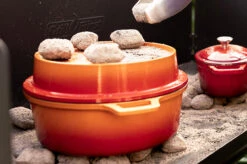 Grillfürst Emaillierter Dutch Oven Ohne Füsse DO7,5 - Orange -GrillProfi Werkstatt Grillfuerst Dutch Oven farbig Beispiel DO7 5 orange Mood Briketts