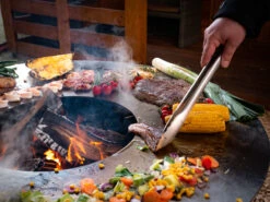 Grillfürst Feuerplatte - Feuerstelle Mit 6 Mm Edelstahl Grillplatte Mit Grillrost -GrillProfi Werkstatt Grillfuerst Feuerplatte Braten Grillen Gemuese Fleisch