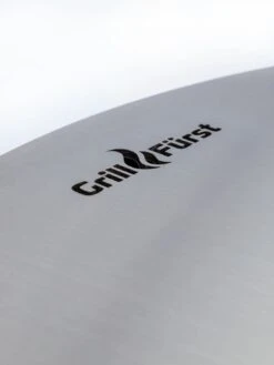 Grillfürst Feuerplatte - Feuerstelle Mit 6 Mm Edelstahl Grillplatte Mit Grillrost -GrillProfi Werkstatt Grillfuerst Feuerplatte Logo Plancha