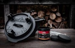 Grillfürst XXL Dutch Oven Set: Starterpaket Gusseisen - X-DEAL Mit Dutch Oven DO9+DO4, Kastenform BK4, Gusseisenpfanne Ø 30 Cm - Inkl. Großem Zubehörpaket -GrillProfi Werkstatt Gusseisen Pflegepaste 1