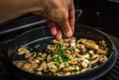 Grillfürst Dutch Oven BBQ Edition DO6 - Klaus Grillt Sonderedition -GrillProfi Werkstatt Klaus grillt Dutch Oven Deckel Pilzpfanne