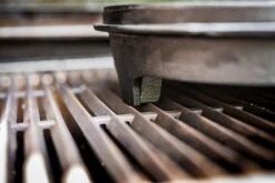 Grillfürst Dutch Oven BBQ Edition DO4 - Klaus Grillt Sonderedition -GrillProfi Werkstatt Klaus grillt Dutch Oven Fuesse am Grillrost 1