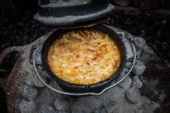 Grillfürst Dutch Oven Set BBQ Edition DO2 - X-DEAL Inkl. Tragetasche / Aufbewahrungstasche, Gusseisen Pflege Und Deckelheber -GrillProfi Werkstatt Makkaroni Auflauf Dutch Oven 1