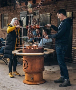 Moesta Bandit FirePlace 57 Cm Durchmesser - Inkl. Asado Grill Aufsatz Und Ablagebretter Bambus -GrillProfi Werkstatt Moesta Bandit Asado Grill Aufsatz Anwendung 02