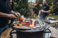 Moesta Bandit FirePlace 57 Cm Durchmesser - Inkl. BBQ Disk (Ø 75 Cm) Und Ablagebretter Bambus -GrillProfi Werkstatt Moesta Bandit mit BBQ Disc