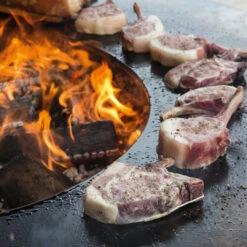 OFYR Feuerplatte Island Corten 85 Teakholz -GrillProfi Werkstatt OFYR Feuerplatte Island Anwendung 02 1