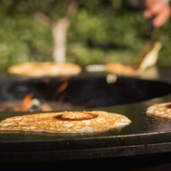 OFYR Grill Feuerplatte Classic Black 85 -GrillProfi Werkstatt Ofyr Feuerplatte Grillplatte Pancakes 1