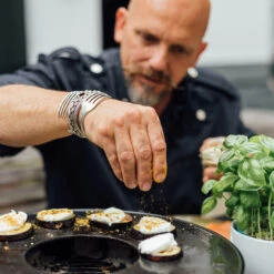 OFYR Tischgrill Tabl'O Mit Gusseisen Grillplatte -GrillProfi Werkstatt Ofyr TablO Tischgrill Lachs Ei grillen