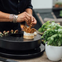 OFYR Tischgrill Tabl'O Mit Gusseisen Grillplatte -GrillProfi Werkstatt Ofyr TablO Tischgrill Vorspeisen zubereiten