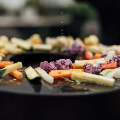 OFYR Tischgrill Tabl'O Mit Gusseisen Grillplatte -GrillProfi Werkstatt Ofyr Tablo Tischgrill Gemuese Roesten