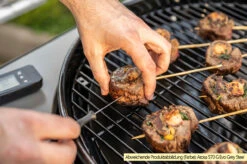 Outdoorchef Gas Kugelgrill Arosa 570 G Evo Black Style - Inkl. Blazing-/Cooking Zone Kit Plus Und Plancha -GrillProfi Werkstatt Outdoorchef Arosa 570 G Evo emaillierter Grillrost