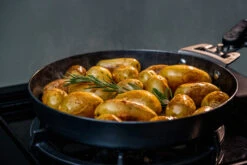 Outdoorchef Carbonstahl Pfanne Ø 24 Cm 15 Outdoorchef Carbonstahl Pfanne Ø 24 Cm -GrillProfi Werkstatt Outdoorchef Carbonstahl Pfanne 24cm Anwendung