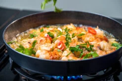 Outdoorchef Carbonstahl Pfanne Ø 28 Cm -GrillProfi Werkstatt Outdoorchef Carbonstahl Pfanne 28cm Anwendung