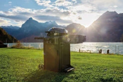 Outdoorchef Gas Kugelgrill Davos 570G Pro Mit Blazing Zone (Infrarotbrenner) & Abdeckhaube 25 Outdoorchef Gas Kugelgrill Davos 570G Pro Mit Blazing Zone (Infrarotbrenner) & Abdeckhaube -GrillProfi Werkstatt Outdoorchef Davos 570G Pro Blazing Zone Lifestyle