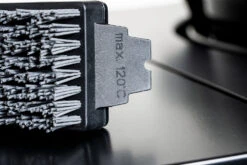 Outdoorchef Grillbürste Mit Nylonborsten Groß, 44,5 Cm 10 Outdoorchef Grillbürste Mit Nylonborsten Groß, 44,5 Cm -GrillProfi Werkstatt Outdoorchef Grillbuerste Nylonborsten Detail Buerstenkopf 1