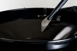 Outdoorchef Trichter Reinigungsset Für EASY FLIP Trichter -GrillProfi Werkstatt Outdoorchef Trichter Schaber Anwendung01 1