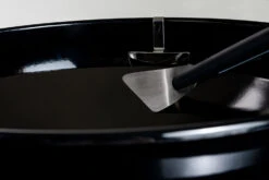 Outdoorchef Trichter-Schaber Für EASY FLIP Trichter 10 Outdoorchef Trichter-Schaber Für EASY FLIP Trichter -GrillProfi Werkstatt Outdoorchef Trichter Schaber Anwendung02